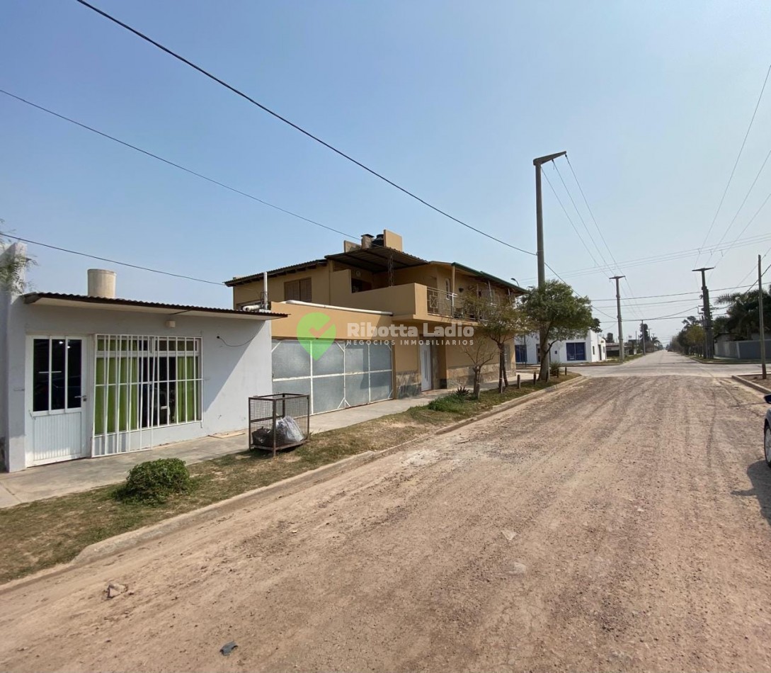PROPIEDAD MULTIFUNCIONAL EN ESQUINA - DOS CASAS + DOS LOCALES COMERCIALES