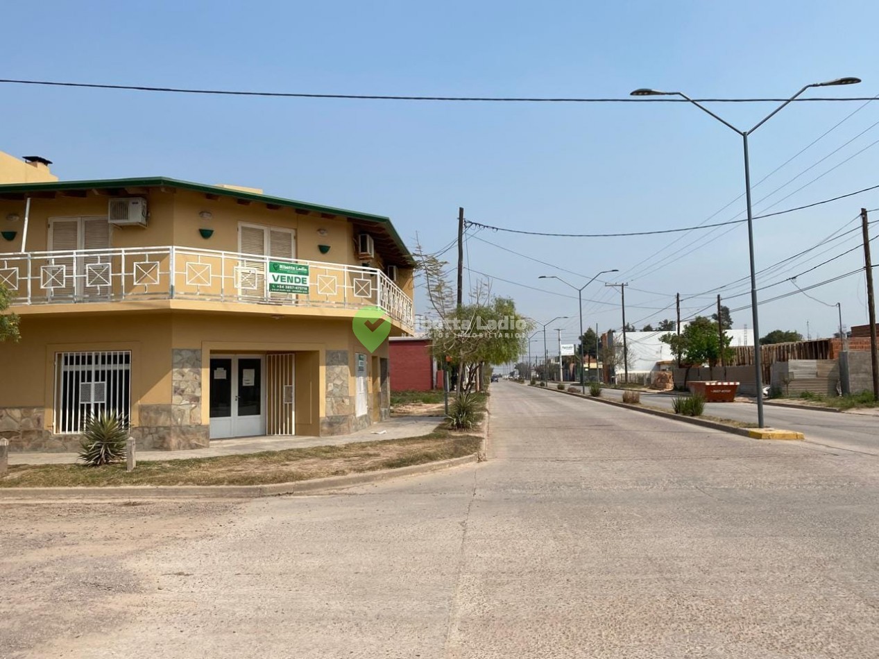 PROPIEDAD MULTIFUNCIONAL EN ESQUINA - DOS CASAS + DOS LOCALES COMERCIALES