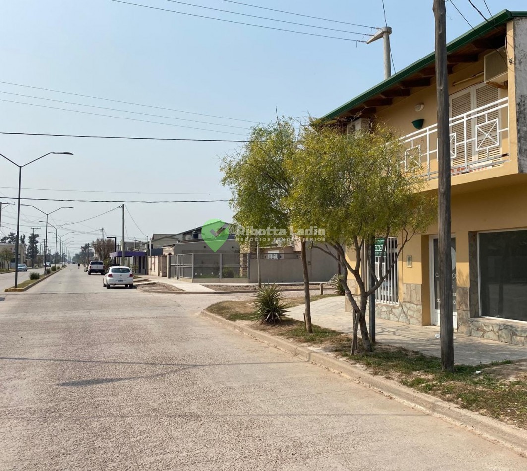 PROPIEDAD MULTIFUNCIONAL EN ESQUINA - DOS CASAS + DOS LOCALES COMERCIALES